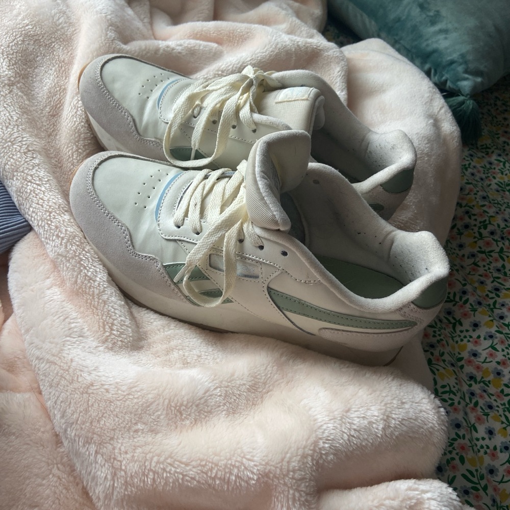 Reebok comfort shoes, size w 8 1/2, cream, pink, and green shoes, lightly worn